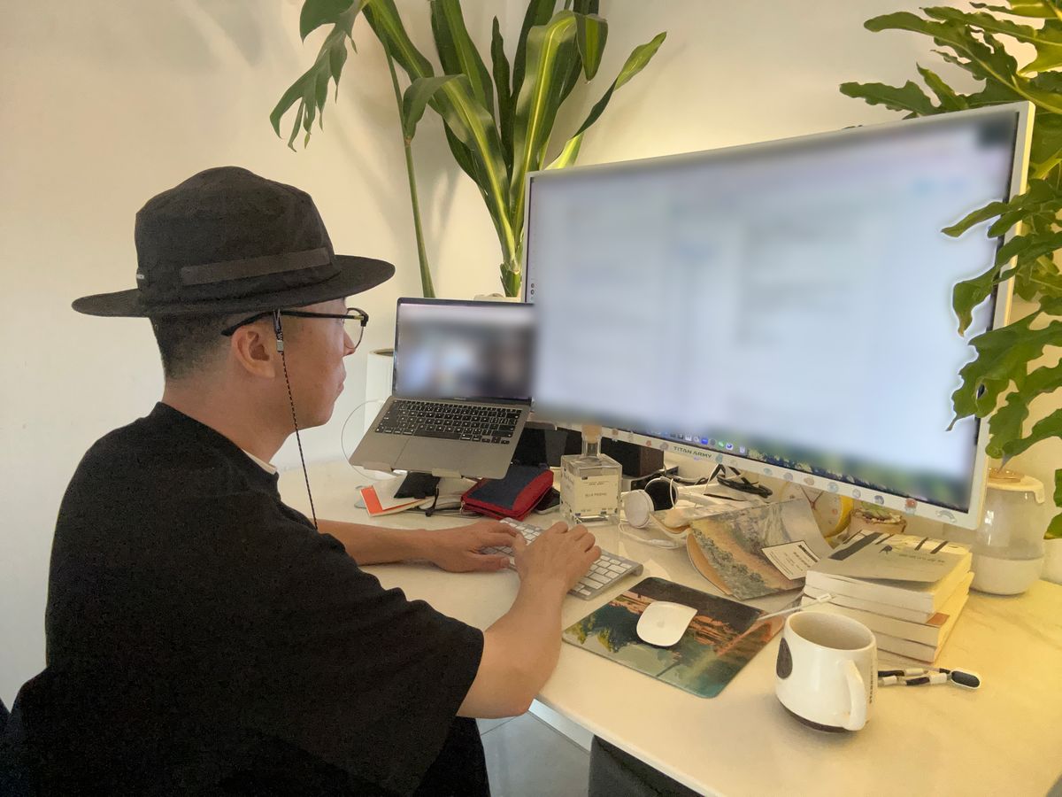 Mango Taoist (芒果道长), author of Star Map Draftsman, at his desk